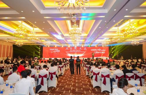 VẠN XUÂN GROUP VINH DANH CÁC TẬP THỂ, CÁ NHÂN XUẤT SẮC & TRI ÂN ĐỐI TÁC TẠI SỰ KIỆN YEAR END PARTY 2025