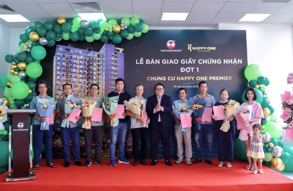 Vạn Xuân Group bàn giao sổ đợt 1 khu dân cư Happy One Premier