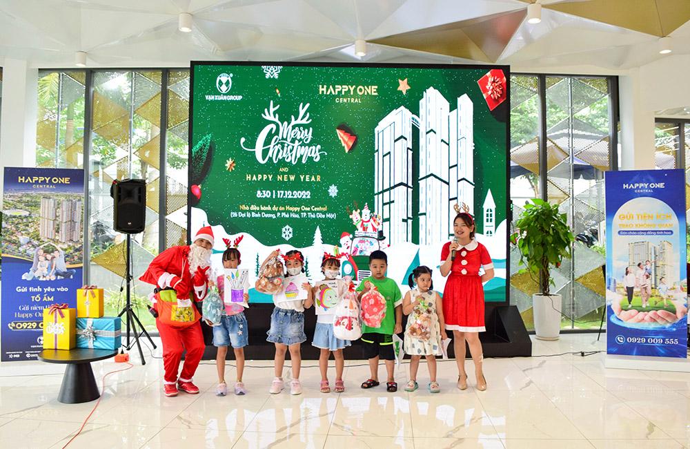Happy One Central tổ chức vui Giáng sinh cho các khách nhí