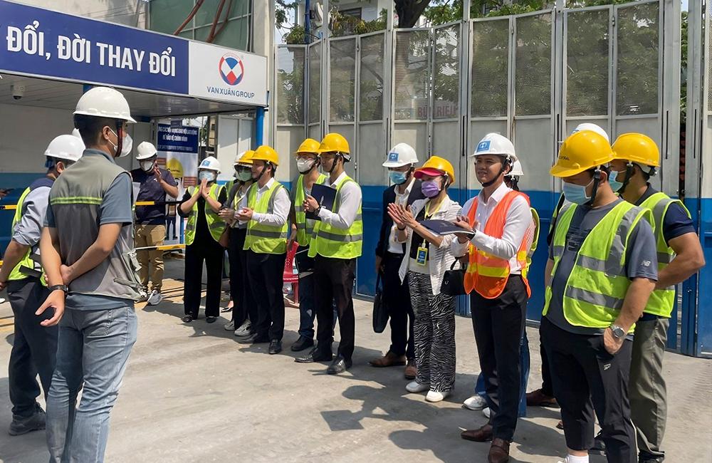 Khách hàng hào hứng trải nghiệm thực tế công trường  Happy One Central