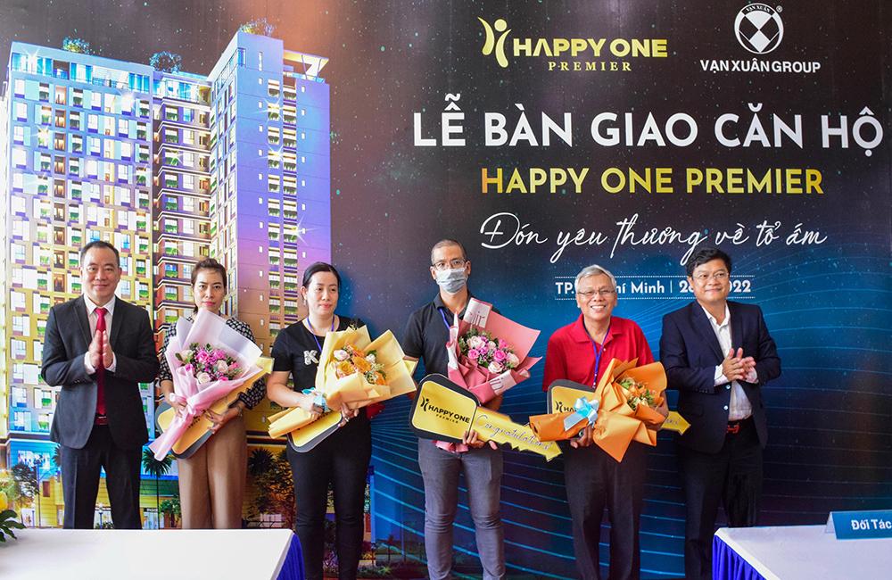 Happy One Premier chúc mừng cư dân đầu tiên nhận bàn giao căn hộ 