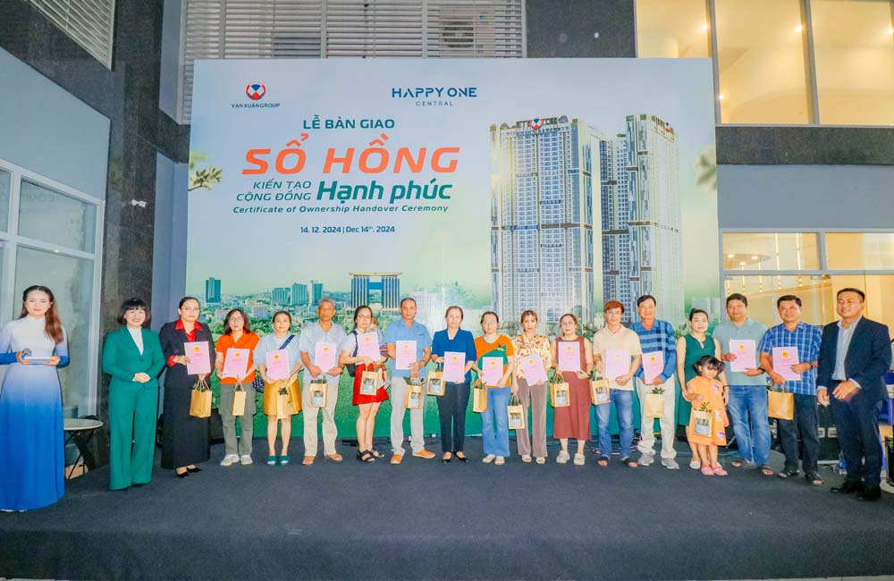 Bàn giao 364 sổ hồng cho khách hàng